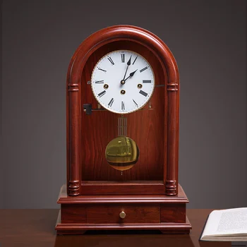 Evropski slog mehanske desk ure se uporabljajo v dnevni sobi, da veter glasba čas povedal, namizne ure, staromodna